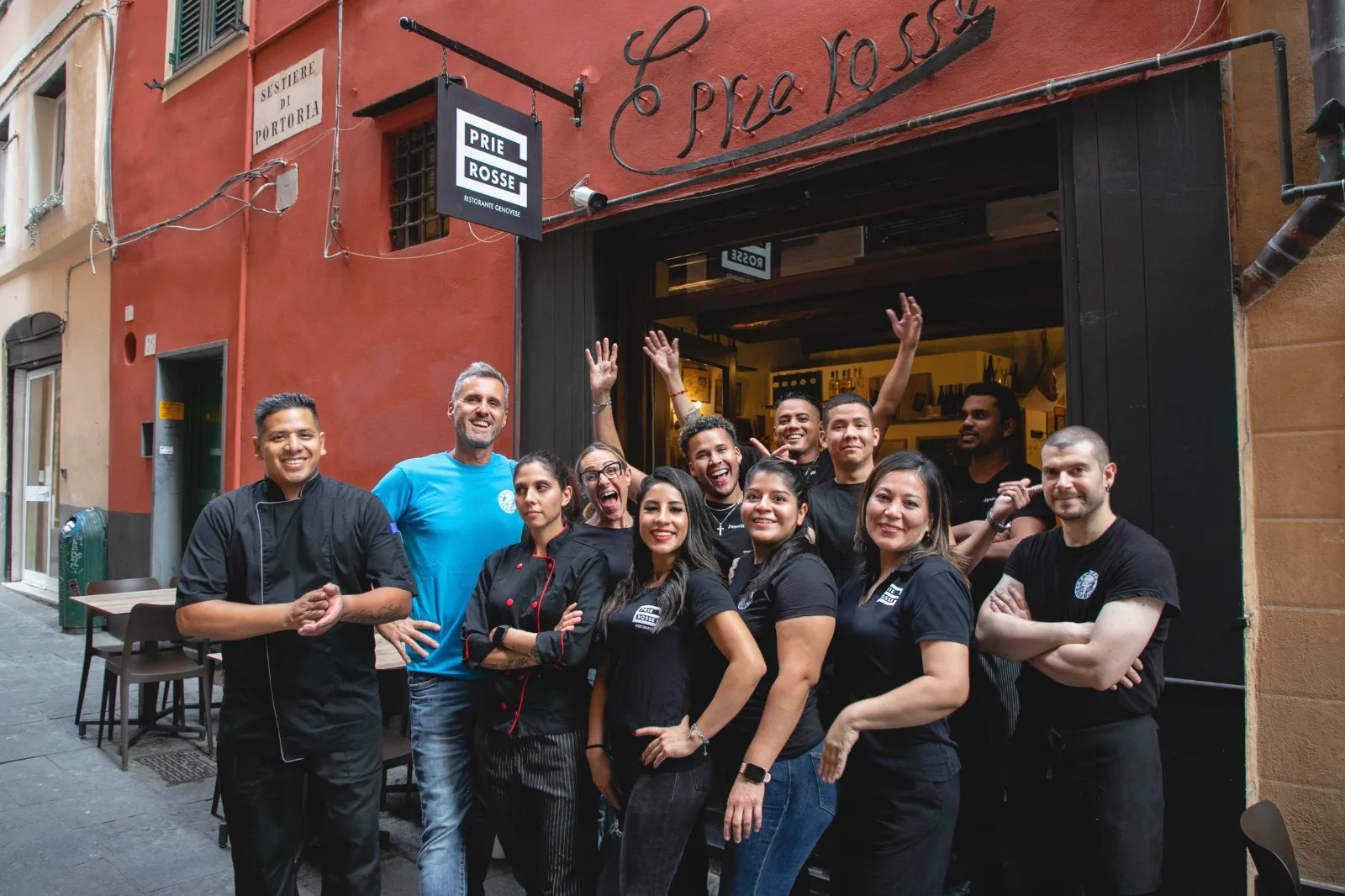 La squadra di E Prie Rosse, sala e cucina, davanti al ristorante in via di Ravecca a Genova