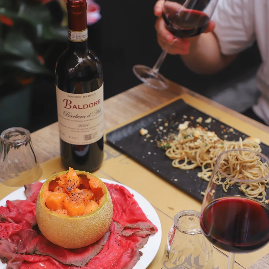 🍷 Da Prie Rosse il vino della casa resta sul tavolo. Paghi solo quello che consumi. Ti asp. Dal profilo Instagram di E Prie Rosse, ristorante a Genova