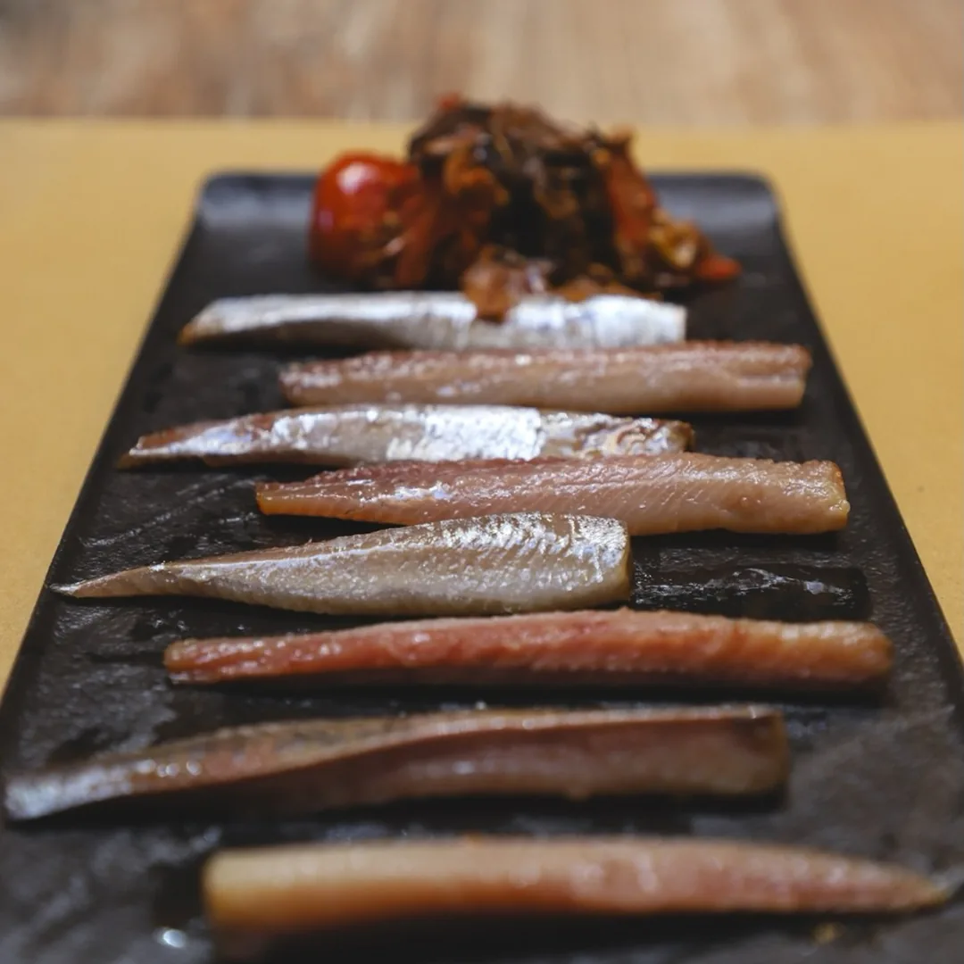 Sardine del Cantabrico affumicate a freddo, servite con caponata. Uno dei nostri best sell. Dal profilo Instagram di E Prie Rosse, ristorante a Genova