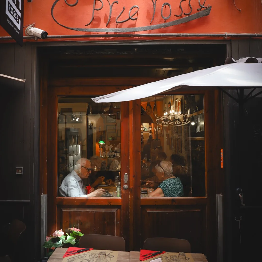 Dal 1998, E Prie Rosse è un punto d’incontro per genovesi e turisti, dove ritagliarsi un m. Dal profilo Instagram di E Prie Rosse, ristorante a Genova