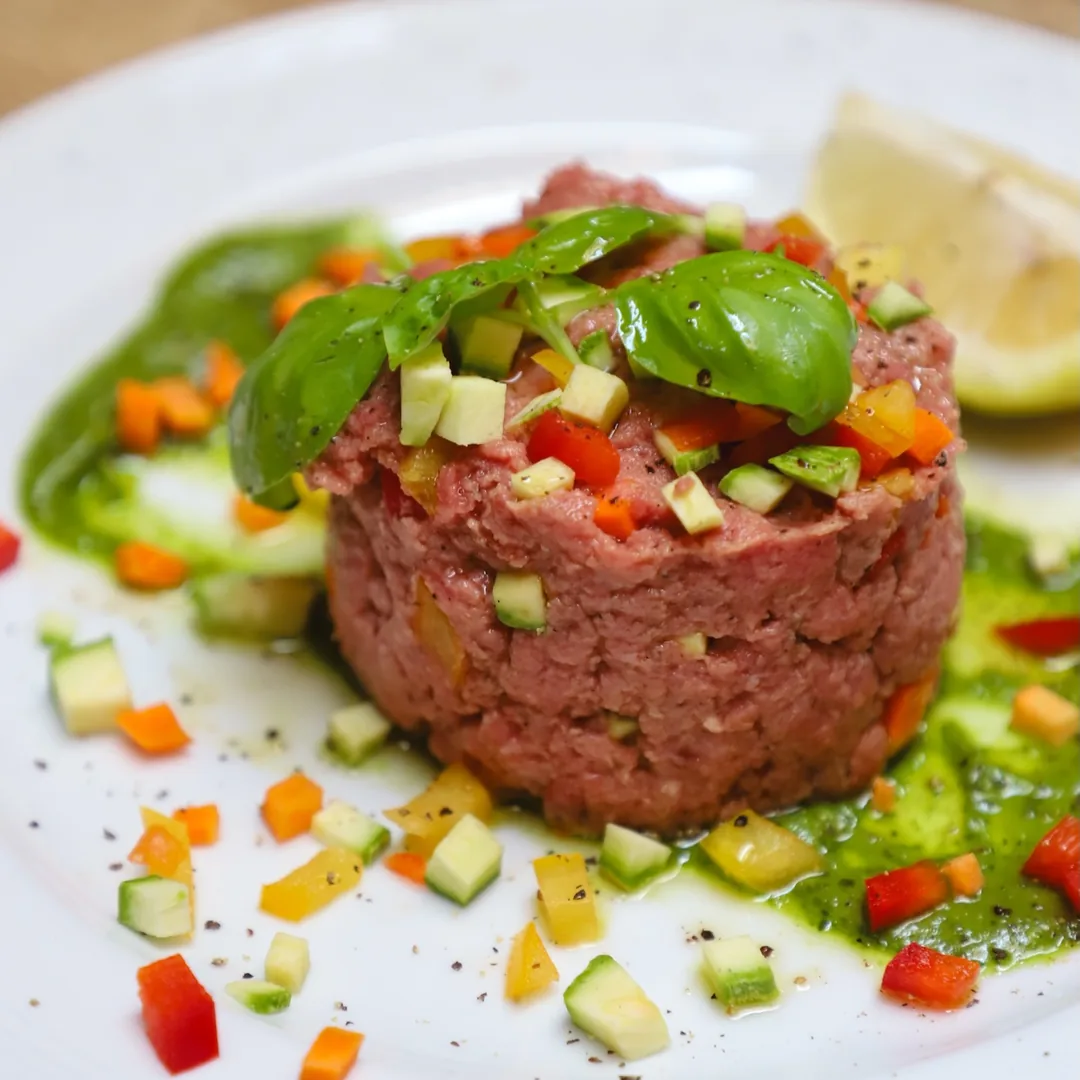 Tartare estiva con verdure fresche e pesto, passala a provare in questi giorni 🌿🥩  🇬🇧  Sum. Dal profilo Instagram di E Prie Rosse, ristorante a Genova
