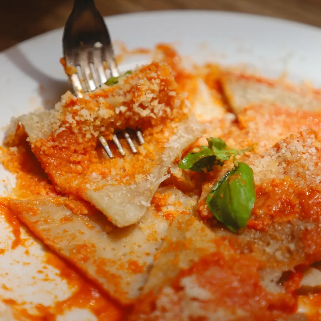 Testaroli, pomodorini confit e pecorino: semplicità, sapore e tutto il calore della nostra. Dal profilo Instagram di E Prie Rosse, ristorante a Genova