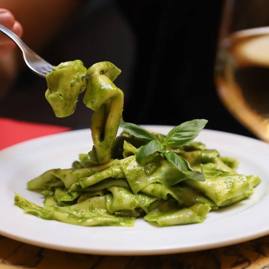 Mandilli al pesto 💚 Il grande classico!  🌿 Il pesto da Prie Rosse è sempre fatto da noi, e. Dal profilo Instagram di E Prie Rosse, ristorante a Genova