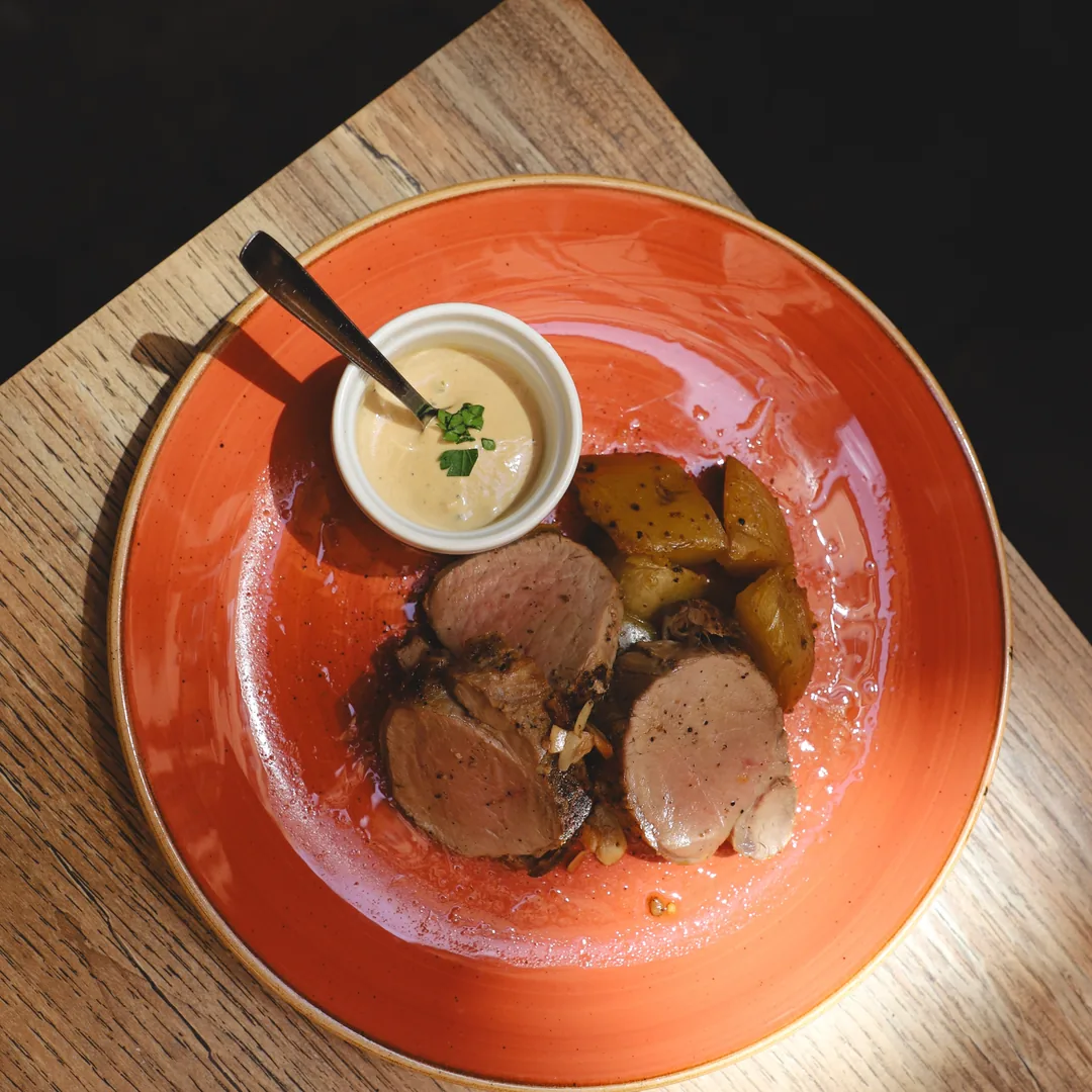🍽️ Uno dei nostri fuori menù: maialino con crema al pepe verde e patate al forno.  🇬🇧 🍽️ O. Dal profilo Instagram di E Prie Rosse, ristorante a Genova