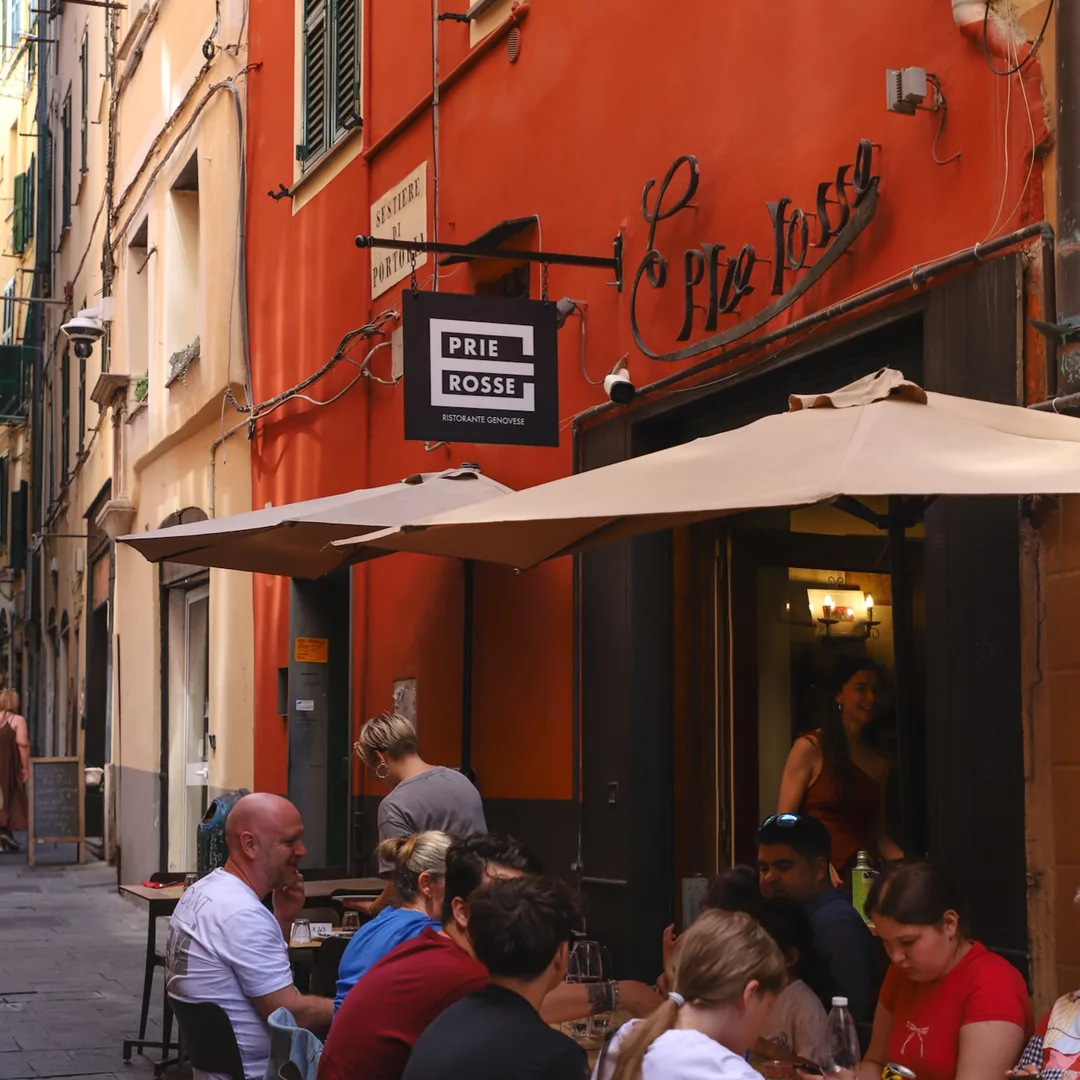 Un angolo di Genova che sa di casa. Tavoli nei vicoli, sapori liguri dal 1998 🍷  🇬🇧 A corn. Dal profilo Instagram di E Prie Rosse, ristorante a Genova