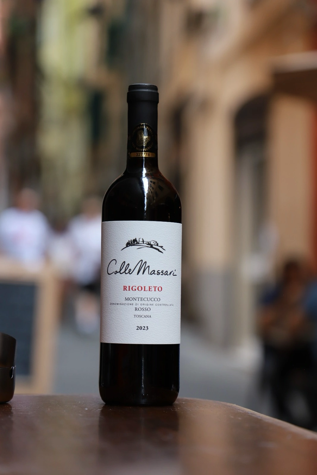 Un calice servito da E Prie Rosse: oltre 120 etichette, vino della casa a consumo